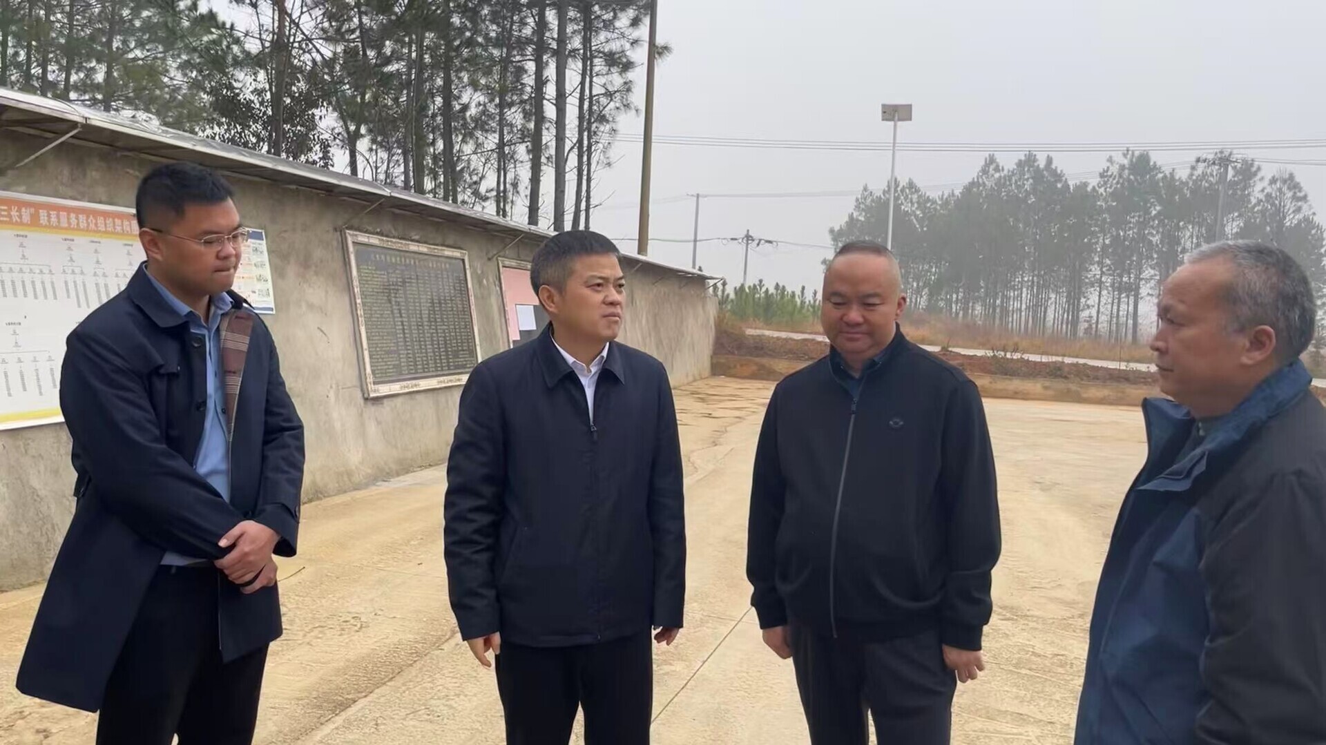 巫初华调研基层党建和社会治理工作