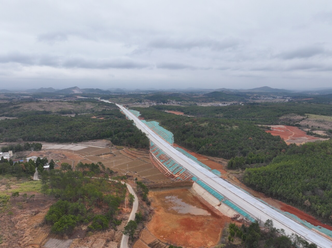 深入推进“六大新行动” 全面实施“七大攻坚” 丨桂新高速桂阳至新田段项目进入路面结构层施工关键阶段