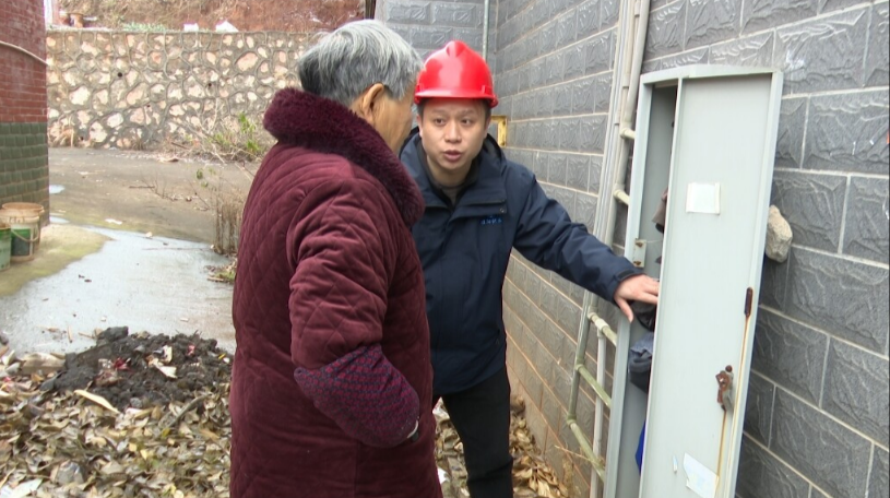 应对低温雨雪冰冻天气丨县自来水公司查水表  送“防冻经”