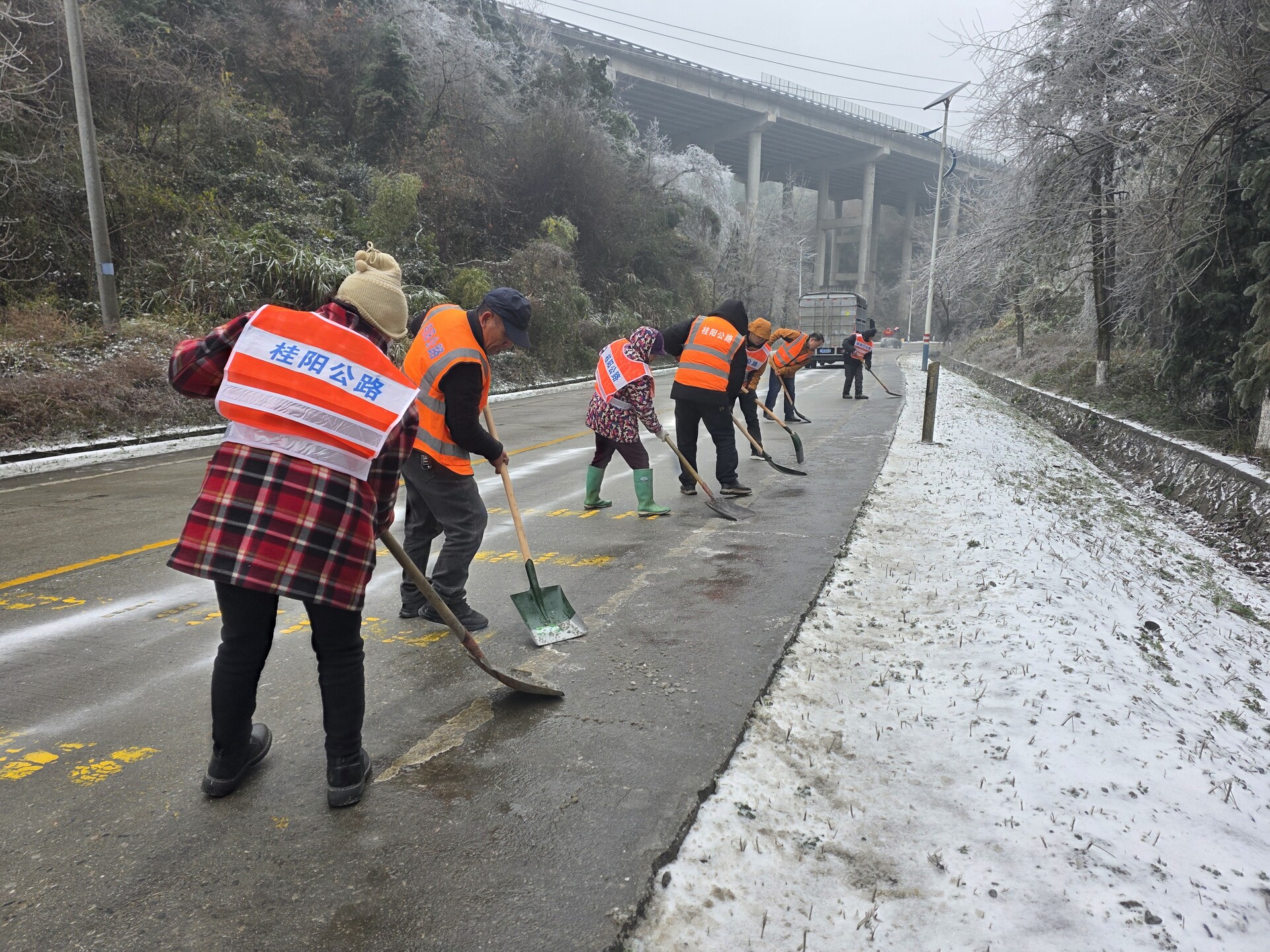 应对低温雨雪冰冻天气丨县公路建设养护中心开展道路除冰保障行动