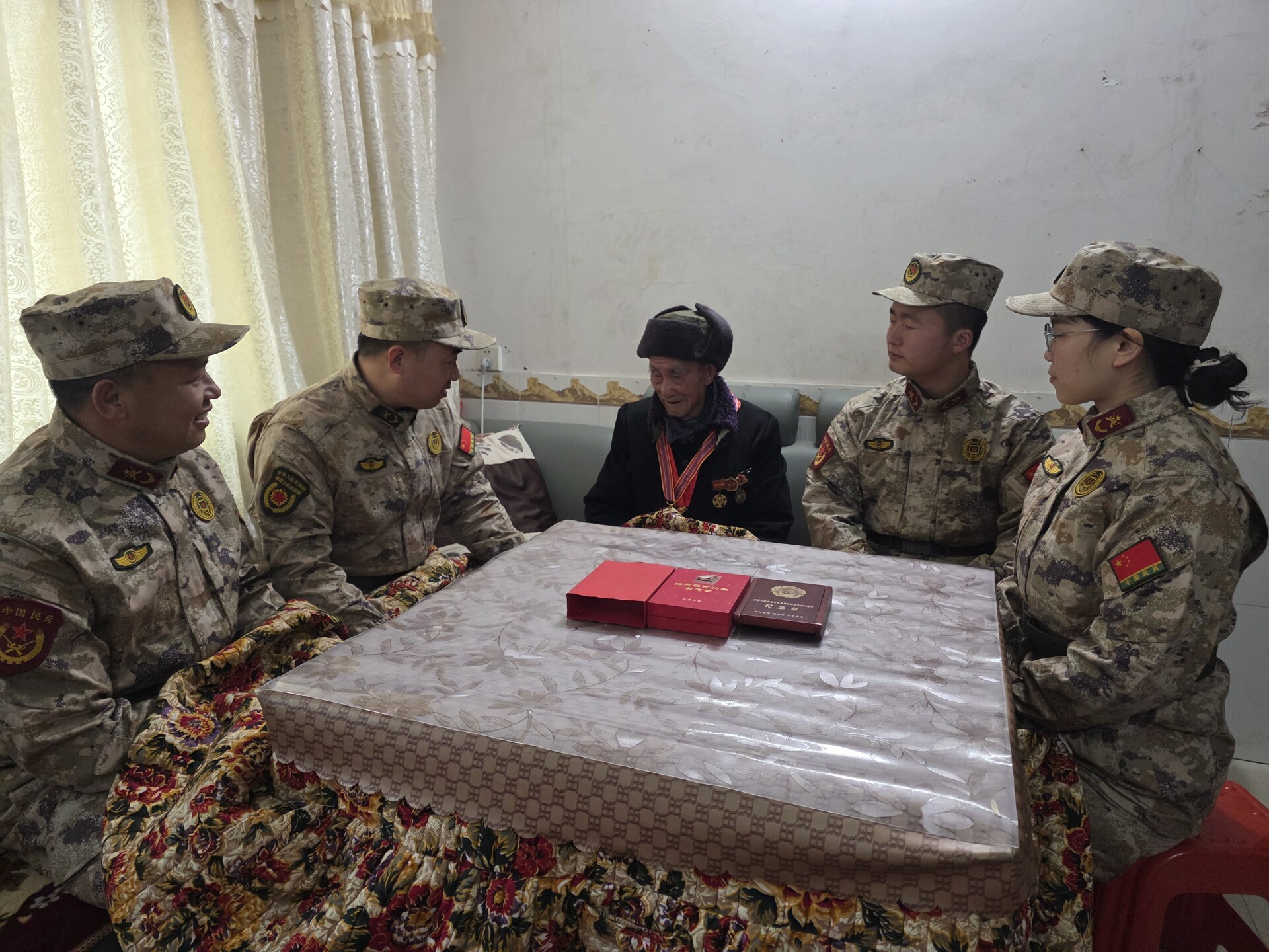 县人武部走访慰问老兵