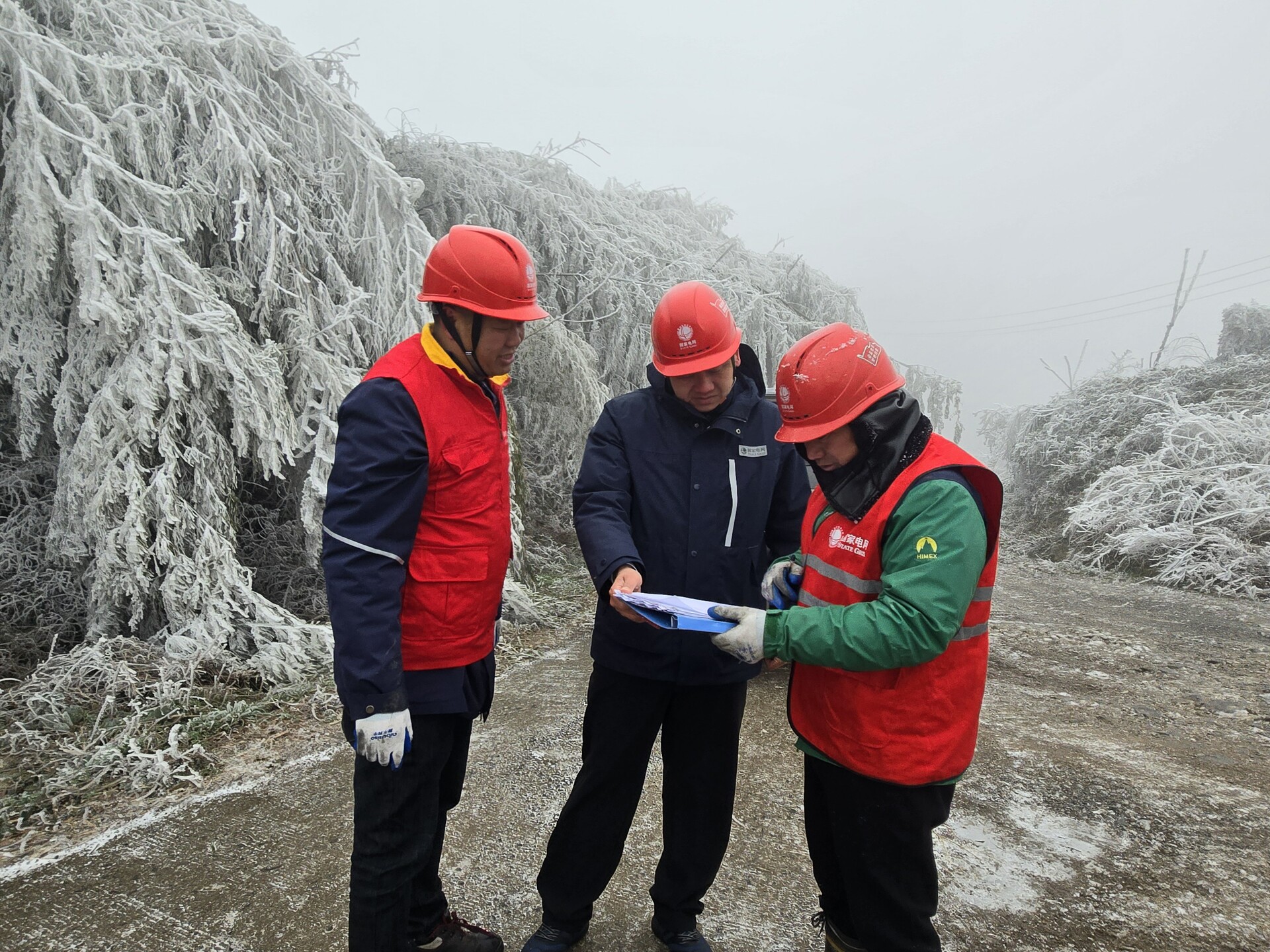 应对低温雨雪冰冻天气丨国网桂阳县供电公司：人工特巡＋科技监测 保障电网安全运行