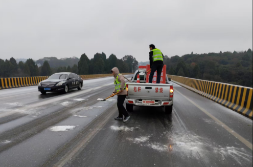 浩塘镇全力应对冰冻雨雪天气丨以雪为令守畅通，凝心聚力保平安