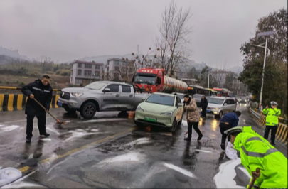 太和镇：以“动”制“冻” 全力护航群众出行安全