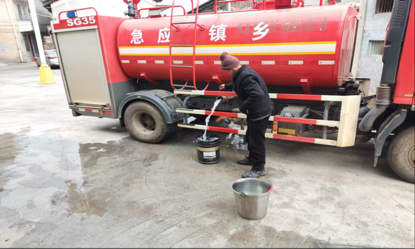 冰雪中驶来“暖心车”桂阳县樟市镇干部职工义务送水润民心
