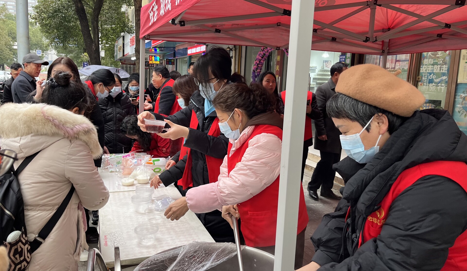 我县举行“公益驿站粥香溢·福彩传情腊八暖”赠粥送福活动