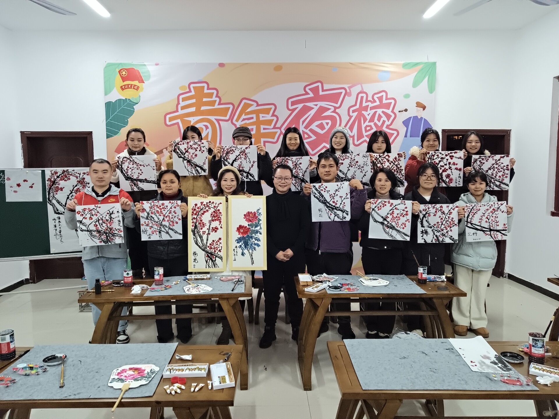 “青年夜校”国画课公益体验班结业