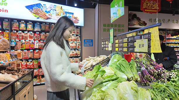 谢瑶：帮爷爷奶奶卖菜的00后“海归”