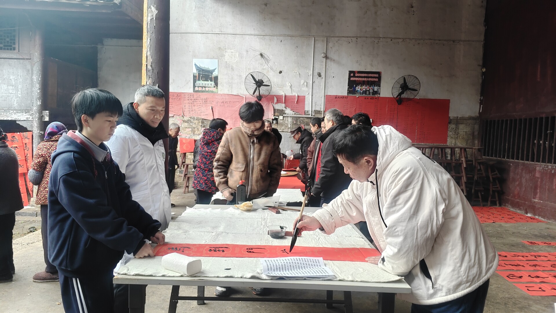 志愿者为樟市镇新桥村村民送春联