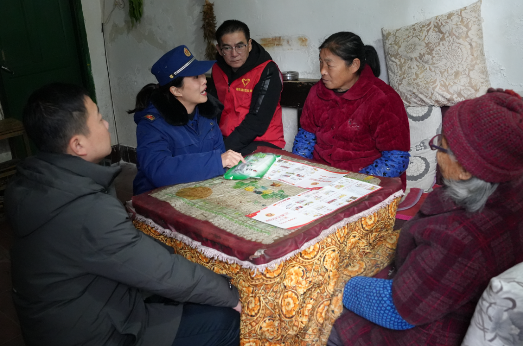 安全生产在线丨县消防救援大队：消防宣传进村入户 冬日暖意送平安