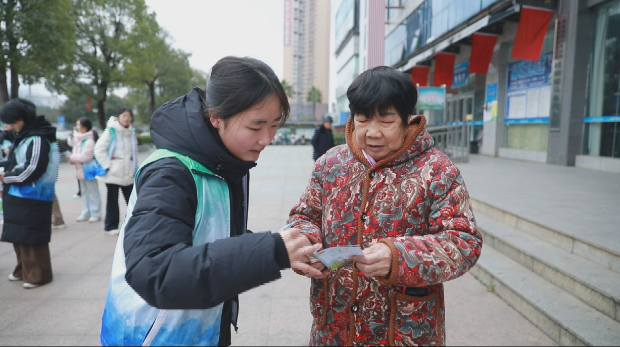 关注2026春运： 青年志愿者护航群众回家路