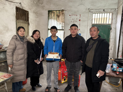 寒冬送温暖·关爱暖童心——我县开展2026年春节未成年人走访慰问活动