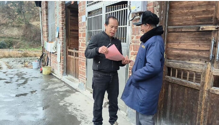 莲塘镇：“敲门行动”护平安 新春慰问暖民心