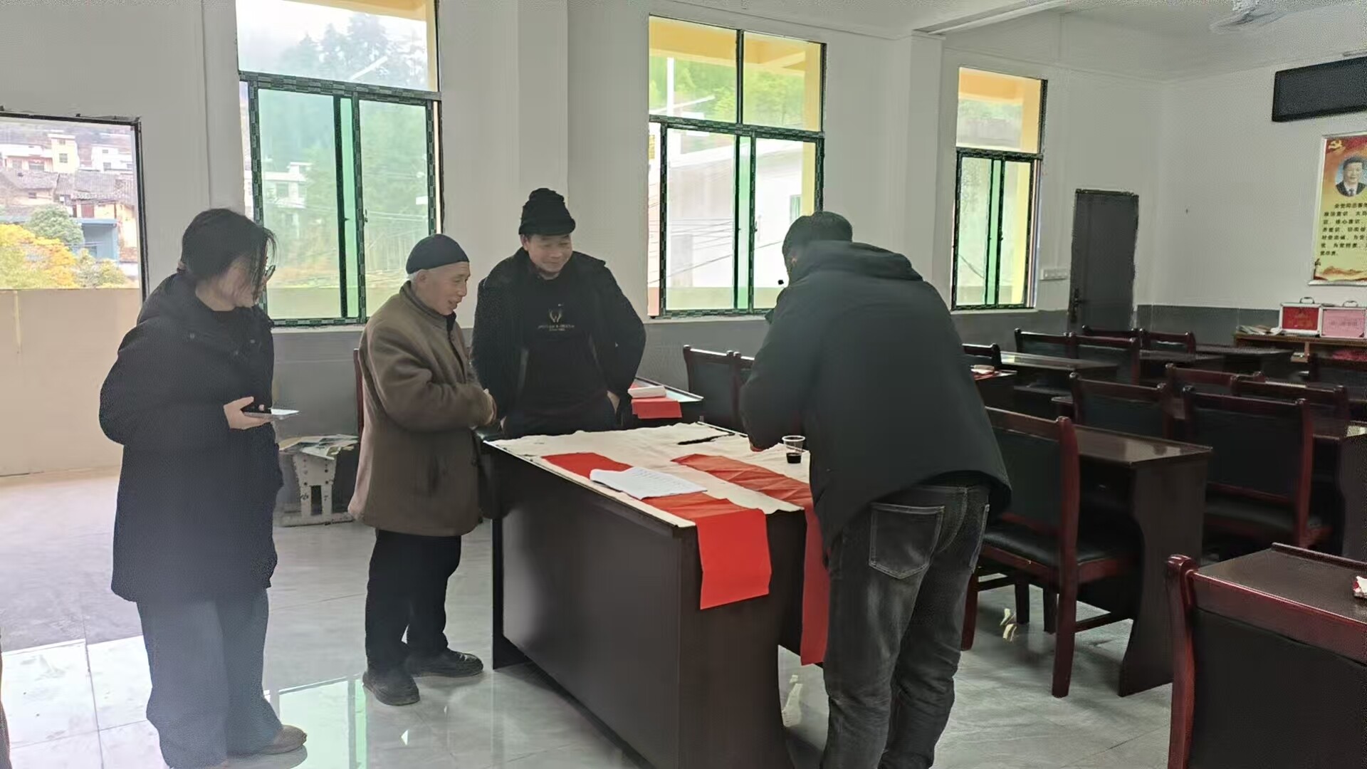 白水瑶族乡扶苍山村开展义写春联送福字活动