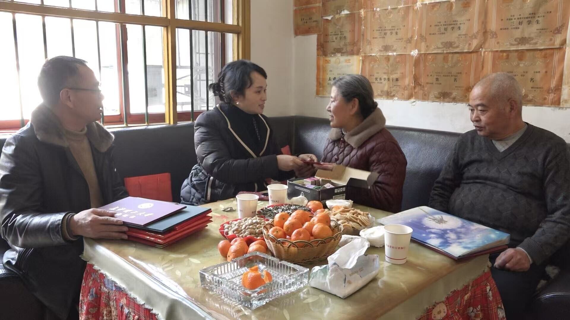 县领导春节前走访慰问“好人典型”代表