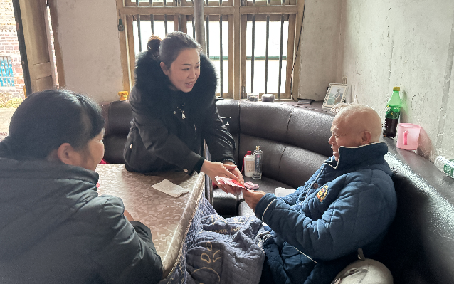 荷叶镇：新春走访护平安 暖心慰问传温情