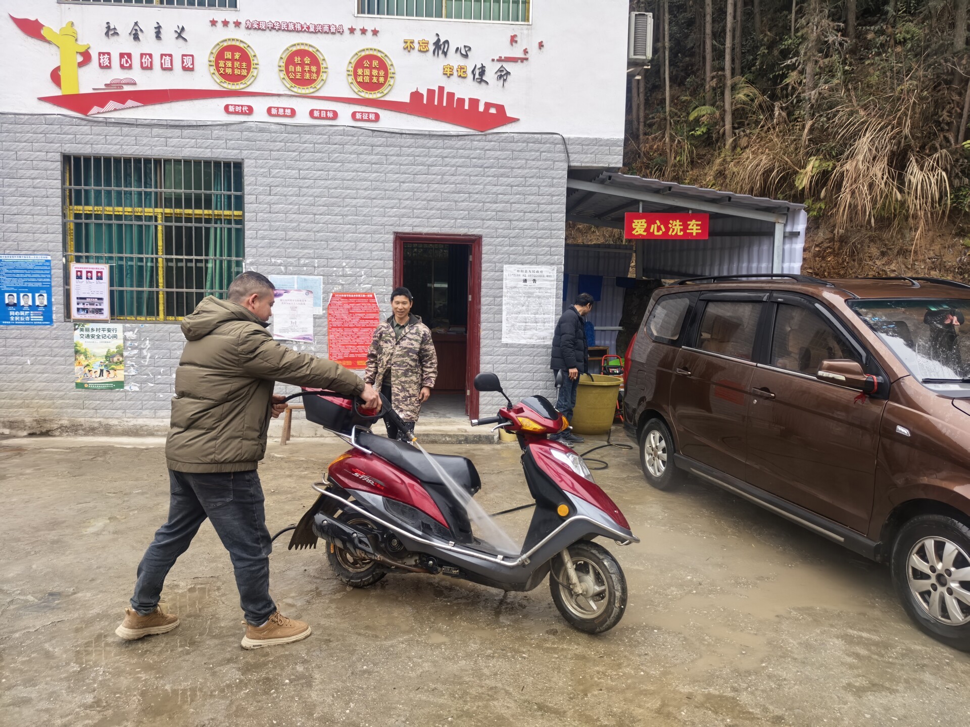 塘市镇溪岗村驻村工作队搭建爱心洗车棚