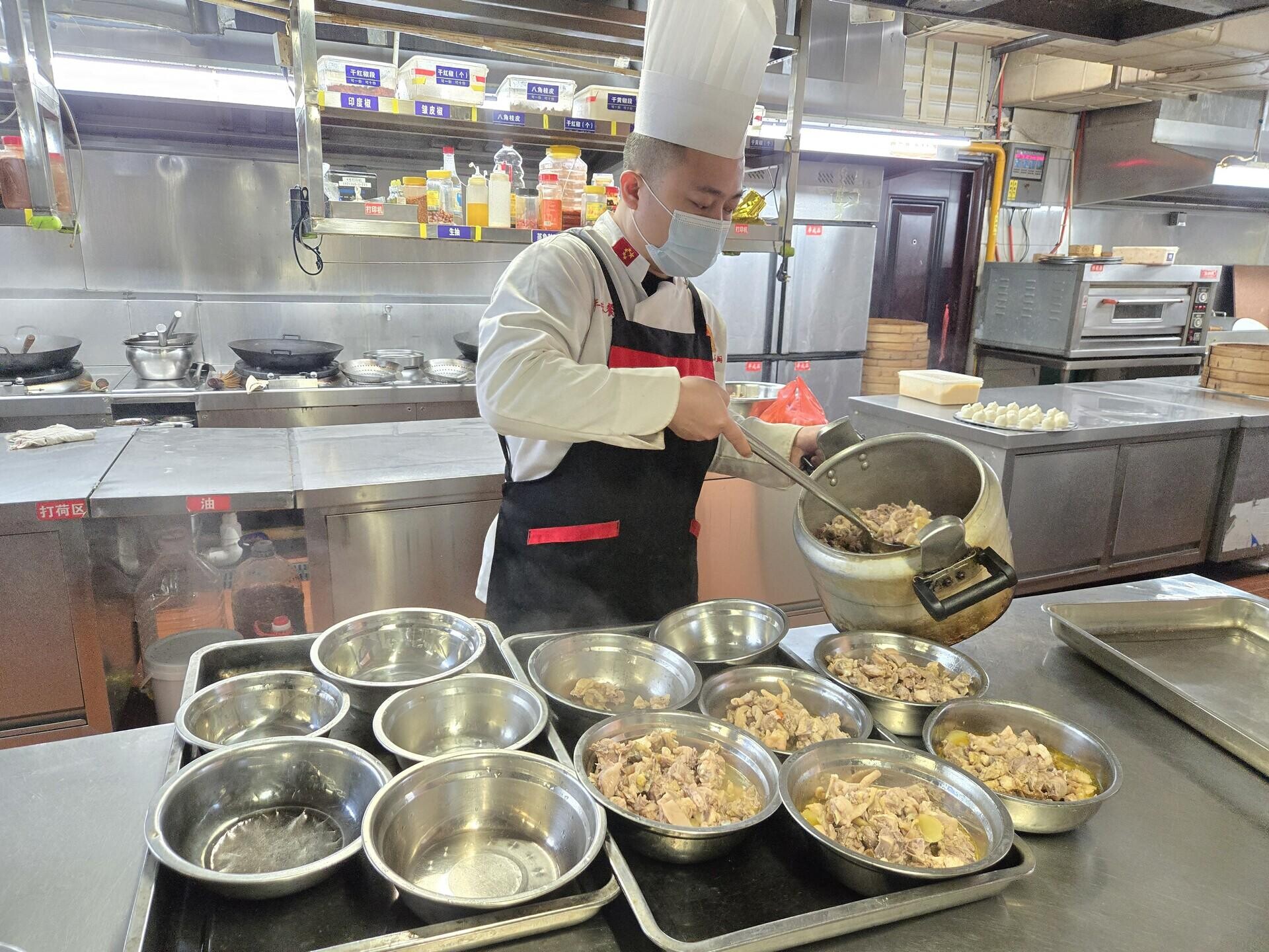 新春走基层 | 年夜饭、团圆家宴预定火热 餐饮业提振年节消费