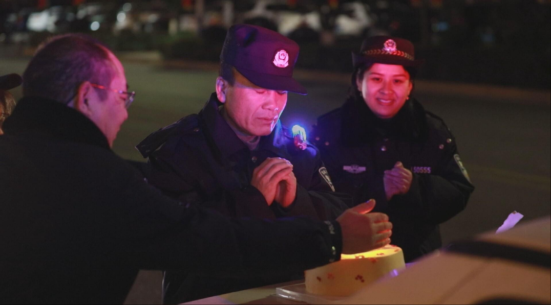 春节我在岗：当除夕坚守遇上“庆生”，他用平安许愿