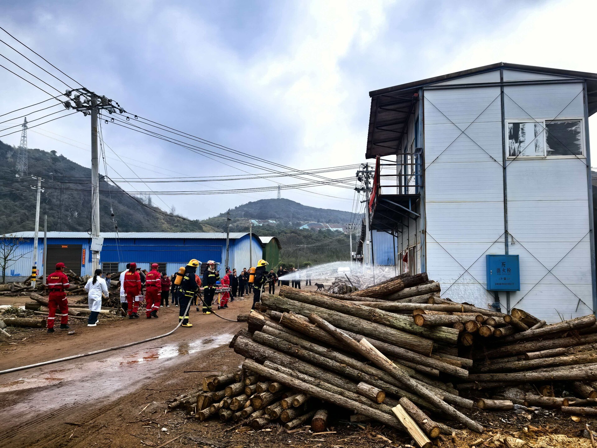 龙潭街道开展2026年安全生产消防实战演练活动