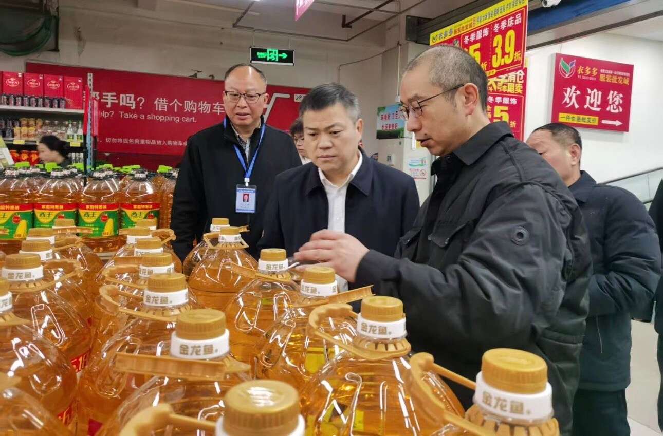 巫初华督导检查食品安全“两个责任”落实情况暨校园安全工作