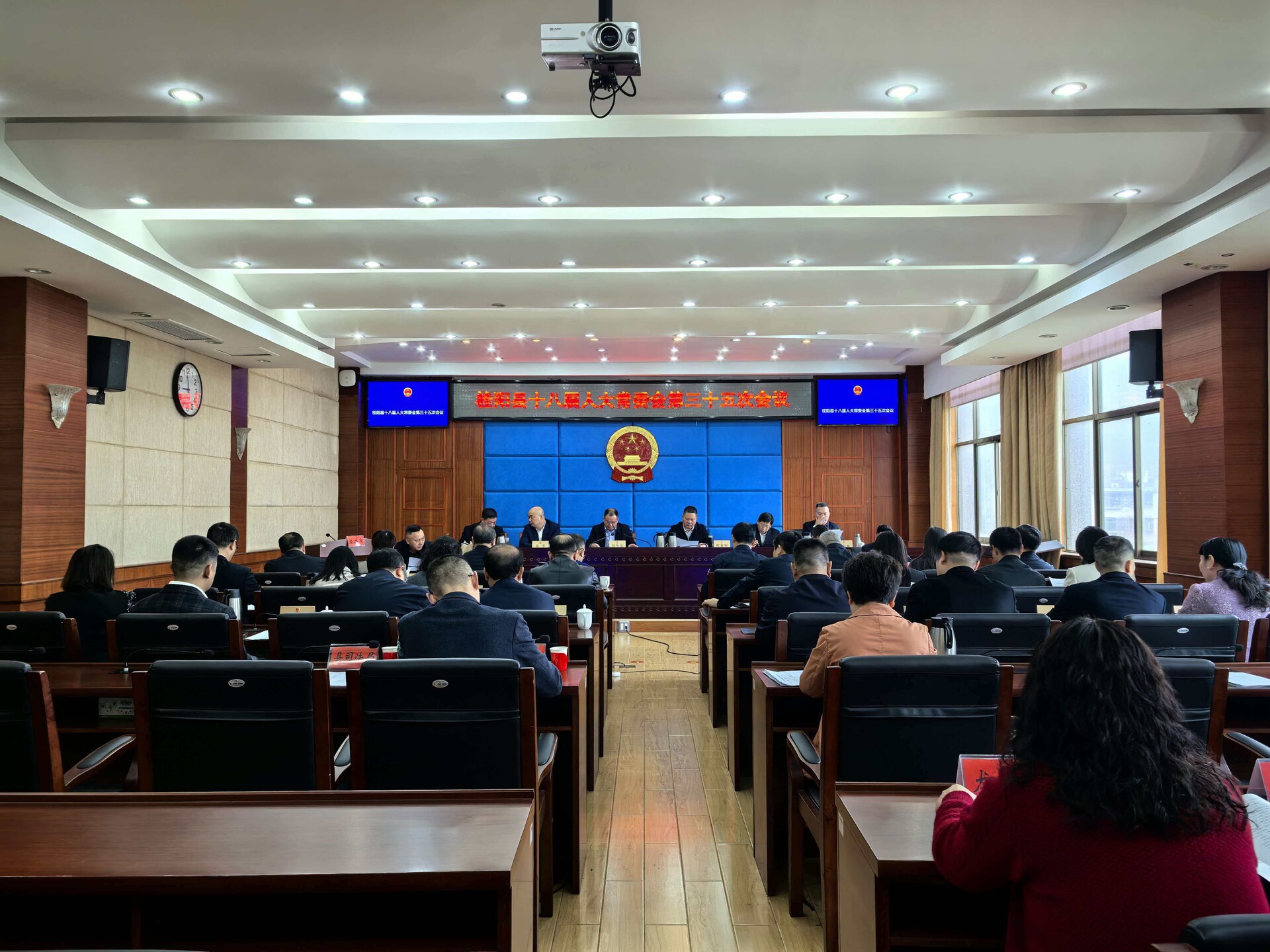 县十八届人大常委会第三十五次会议召开