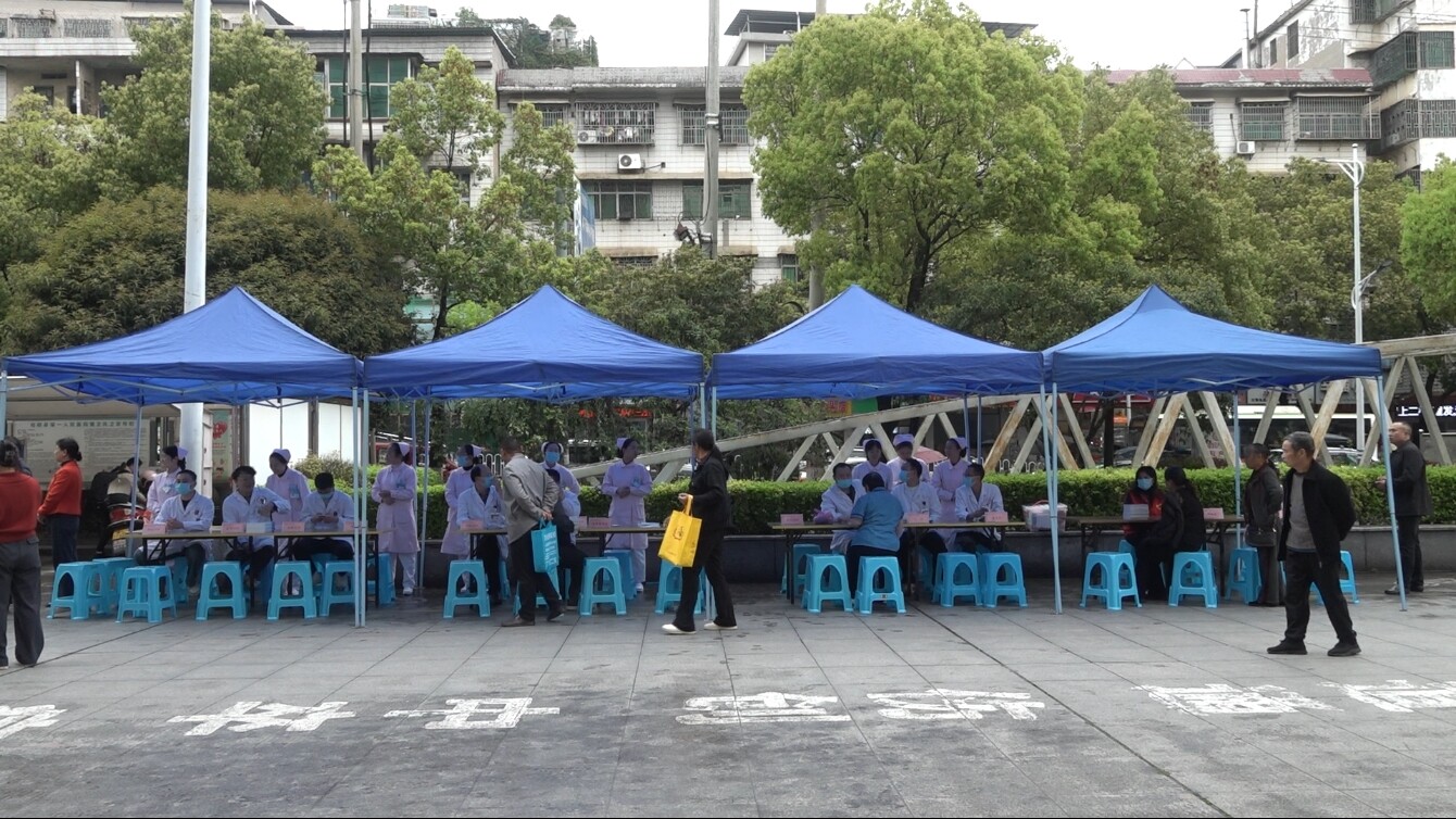 县第一人民医院开展公益义诊活动