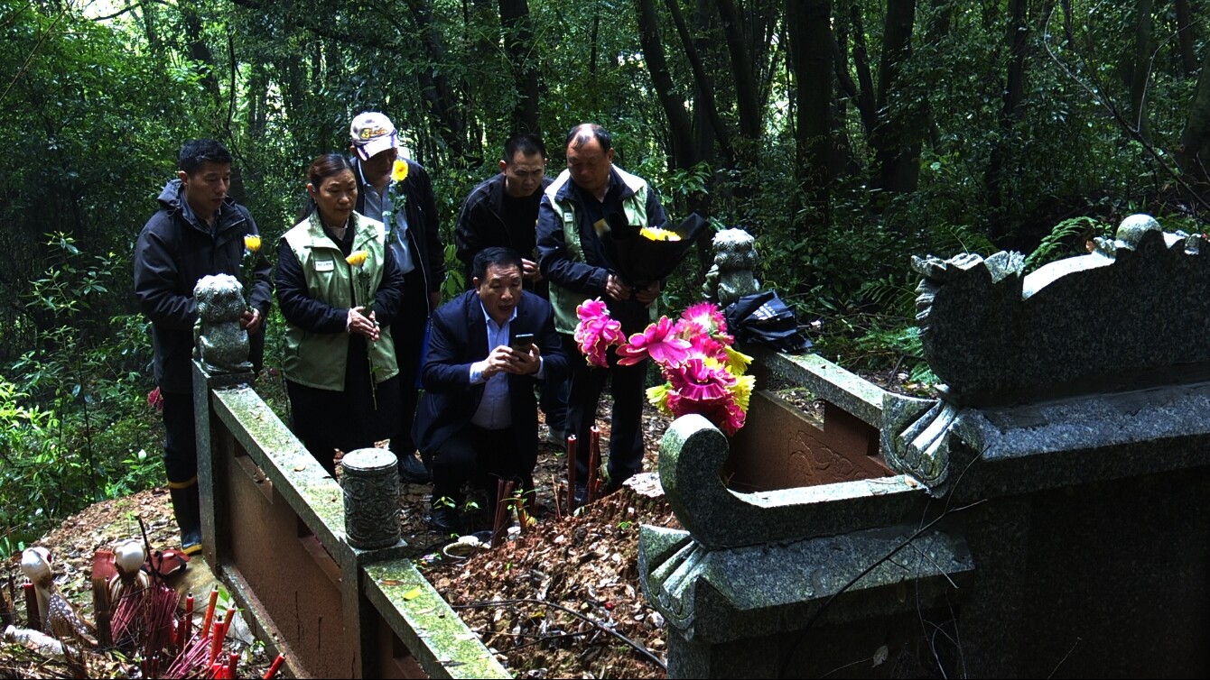 我们的节日·清明丨我县志愿者为抗战老兵扫墓