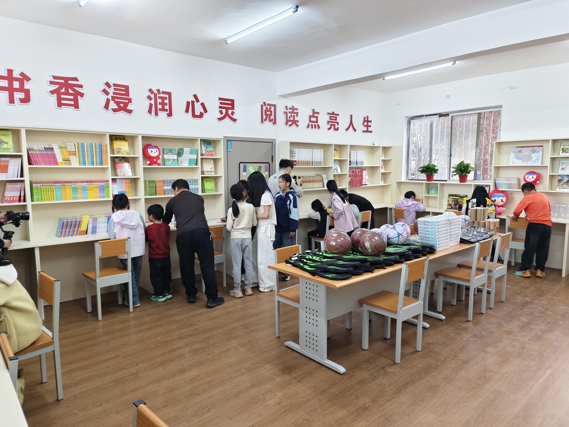 “兴趣岛爱心图书室”落户桂阳县和平镇