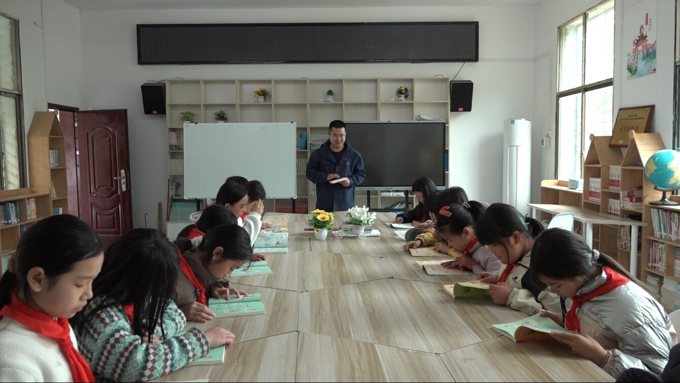 全民阅读  书香桂阳 |邓超:青春赴基层 书香润童心