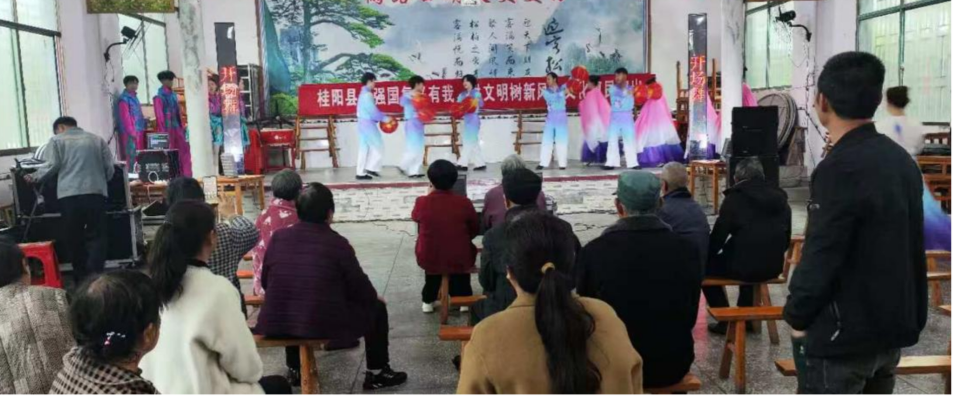 桂阳县湘剧团走进荷叶镇两路口村开展文化惠民演出