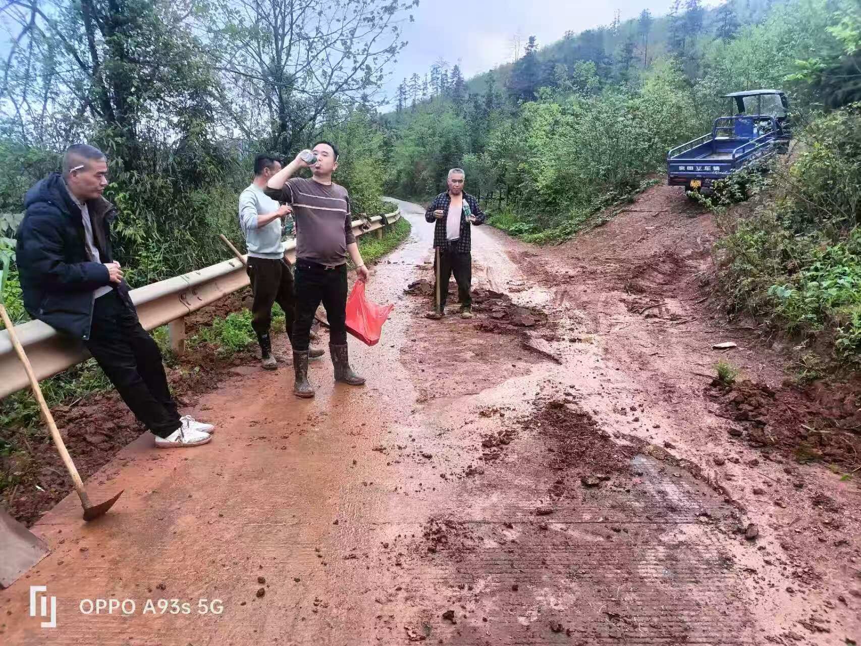 桂阳洋市镇:老支书义务清淤 护航清明祭扫平安路
