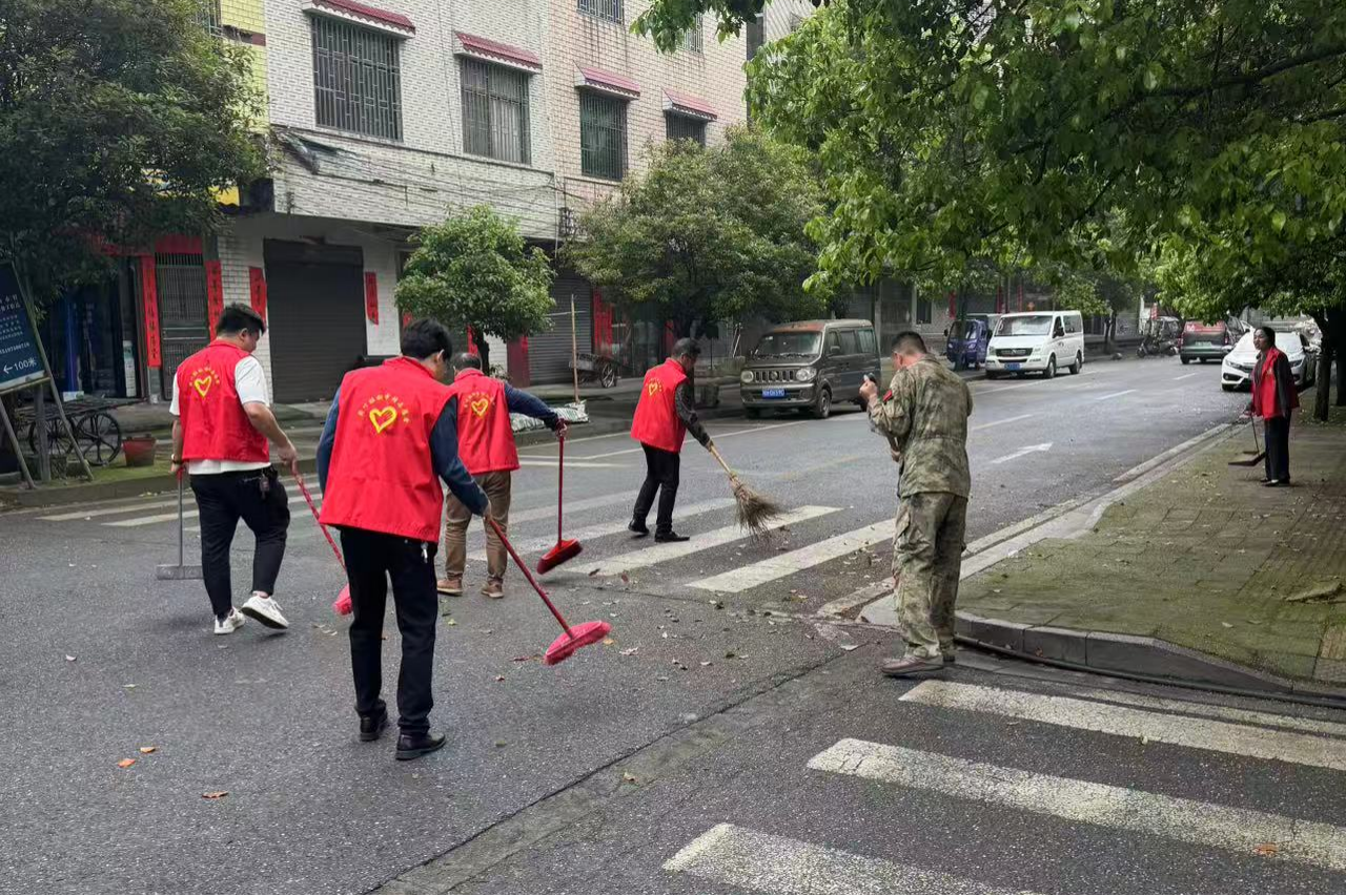 荷叶镇开展环境卫生整治暨 “门前三包” 宣讲志愿服务活动