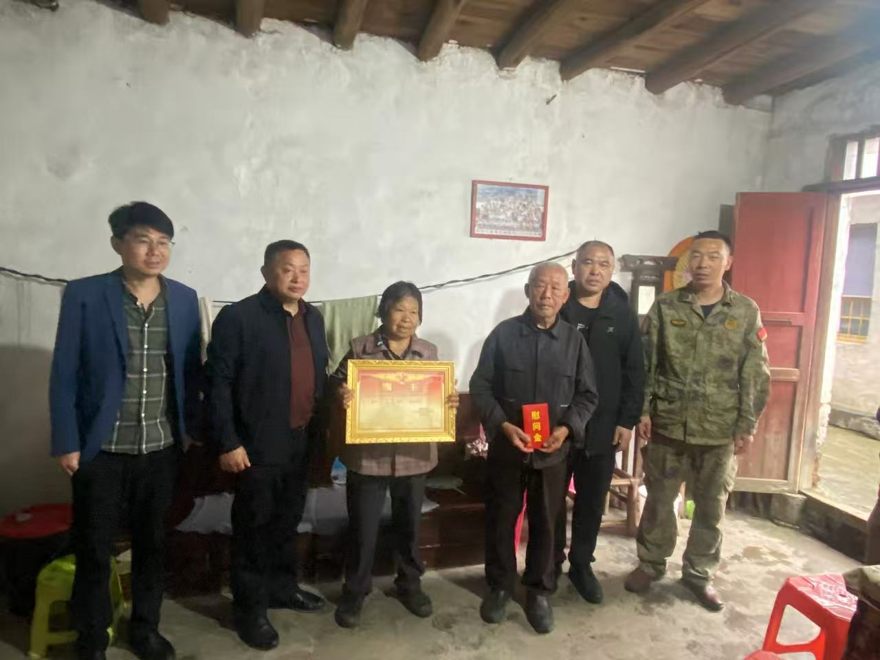 桂阳县退役军人事务局联合荷叶镇人武部走访慰问部队立功受奖人员