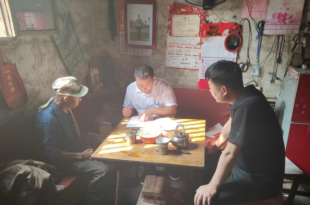 敖泉镇开展低收入人群年审 精准兜底暖民心