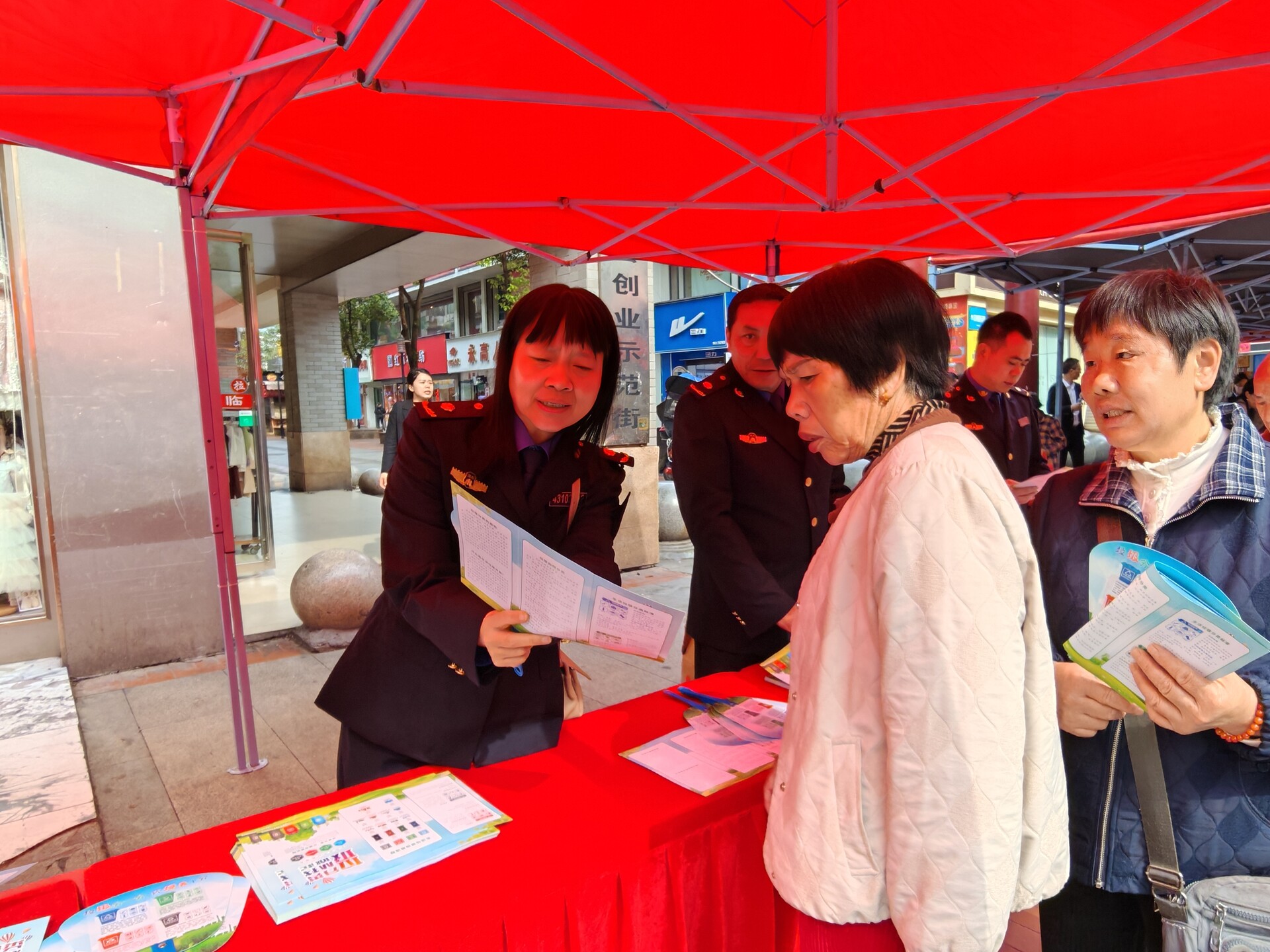 县城管局开展进社区服务—生活垃圾分类宣传活动