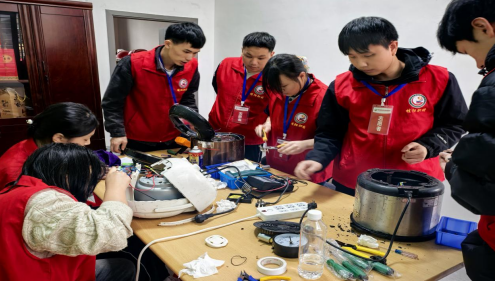 仁义社区依托“十进”活动开展免费家电维修志愿服务