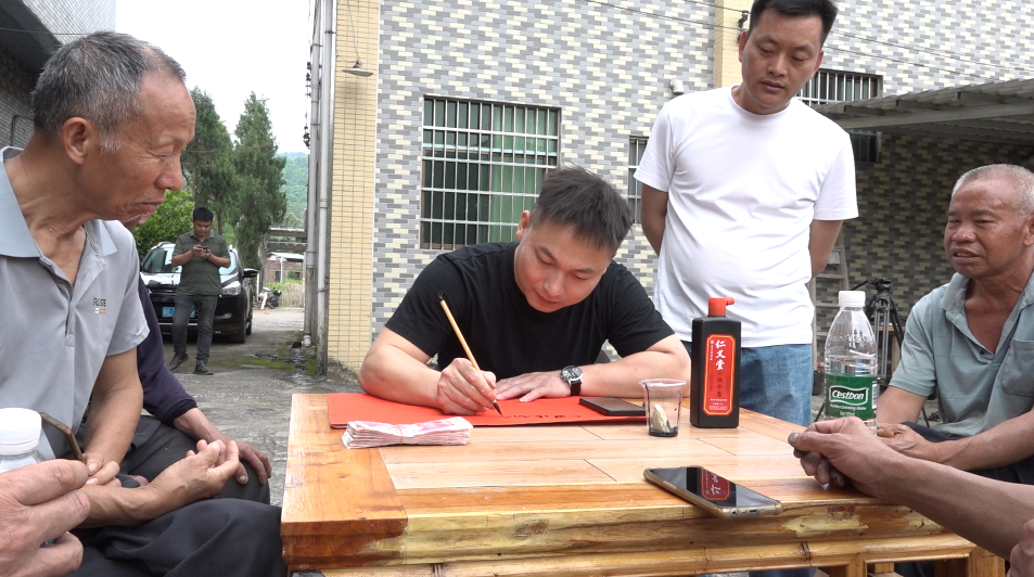 舂陵江镇七里坪村： 村民自筹资金完善公共设施