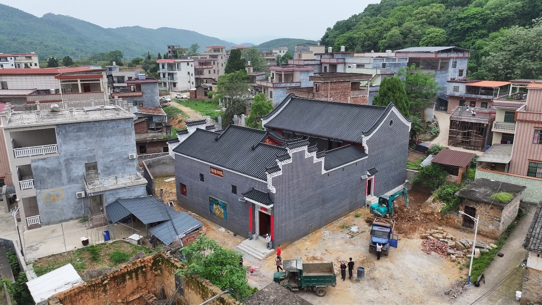 舂陵江镇七里坪村：凝心聚力建家园 村民自筹资金完善公共设施
