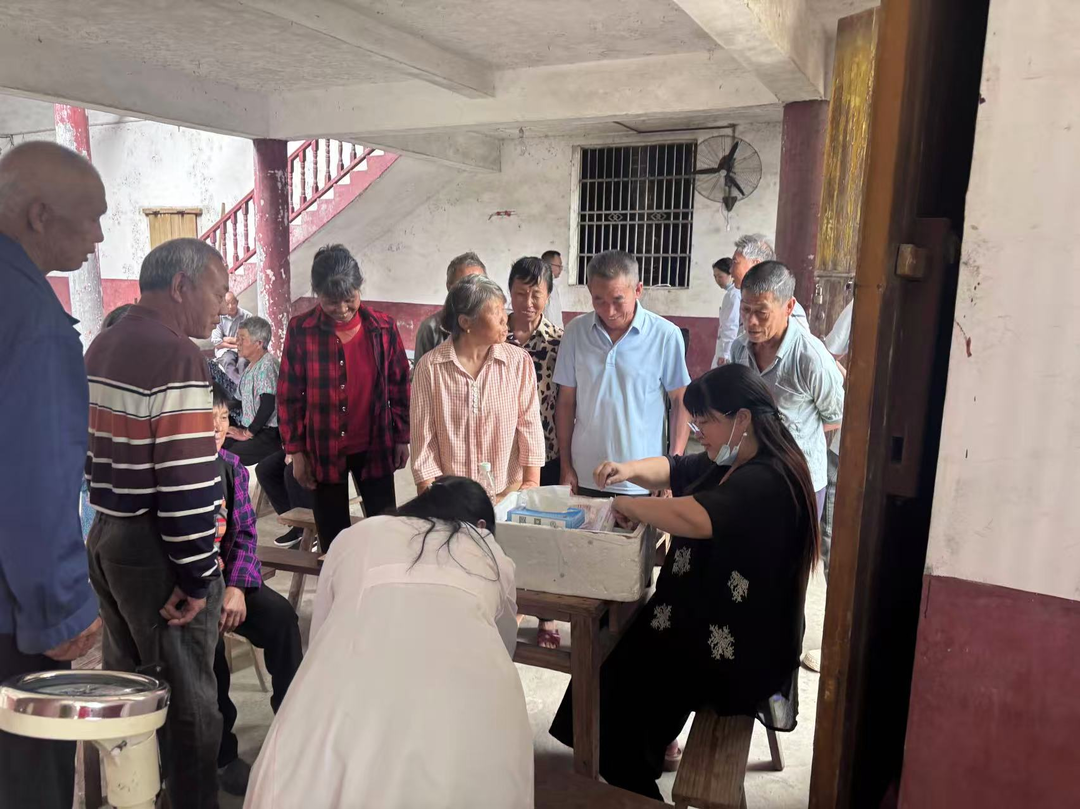 健康体检暖人心 真情慰问显关怀  ——塘市镇计生协联合卫生院走进田赵村开展老年关爱活动