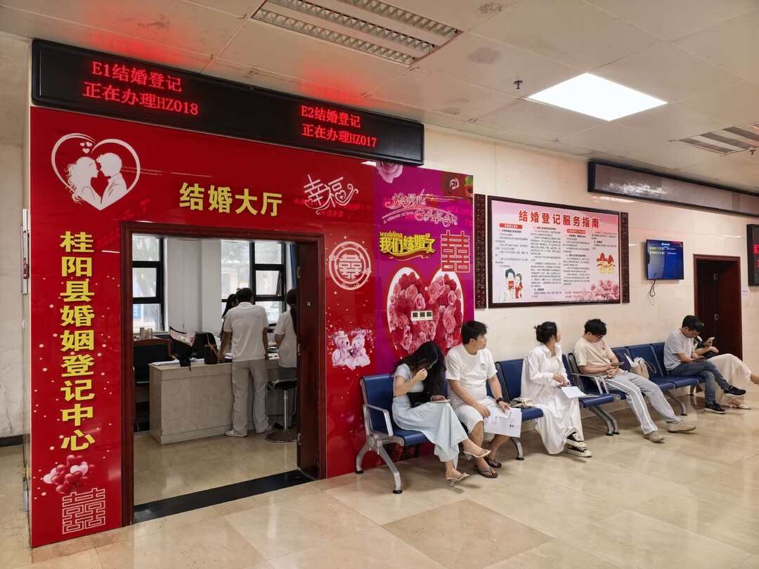 “520”甜蜜领证迎高峰  温情服务见证幸福