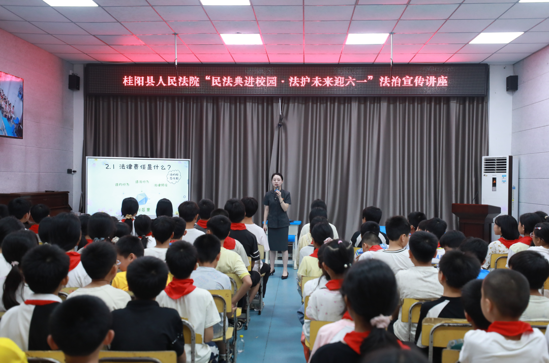 模拟法庭进校园 小学生变身“大法官”