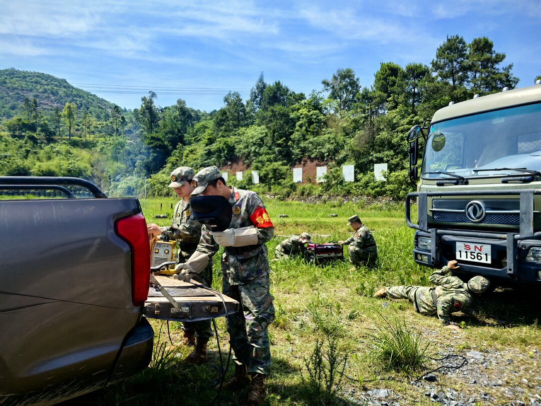 县人武部开展工程机械维修应急演练活动