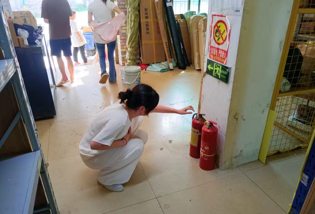 和平镇开展消防宣传与隐患排查进市场、 进村居活动