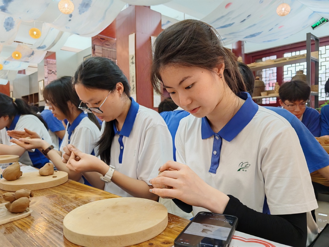 深圳大学附属中学学子来我县开展非遗研学