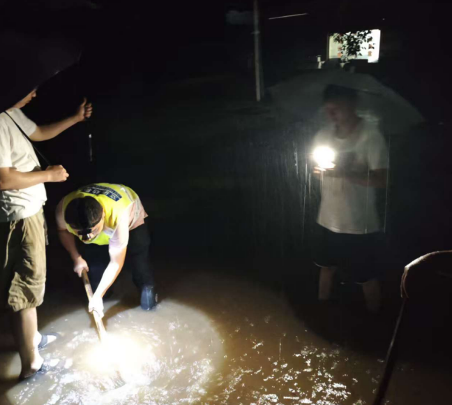 闻汛集结 桂阳洋市镇连夜筑牢防汛安全线