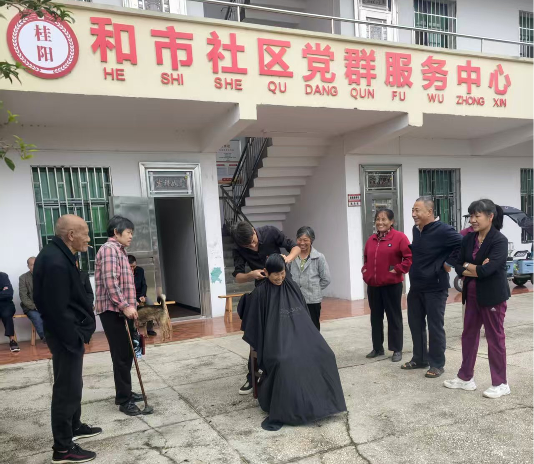 和平镇和市社区：爱心义剪焕新颜，便民办卡暖人心