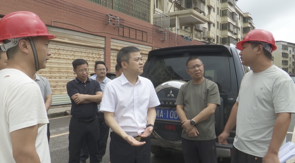 巫初华督导检查地质灾害防治工作