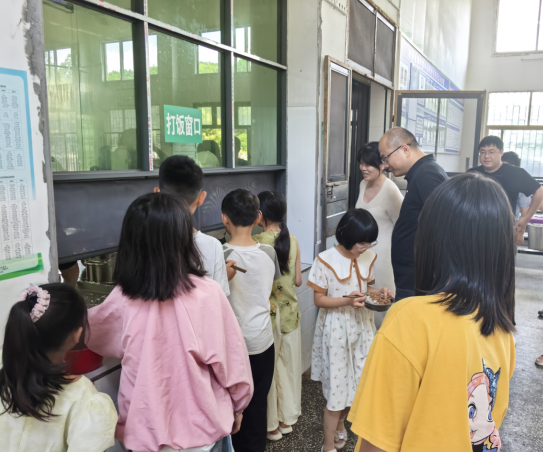 和平镇：暖心陪餐守护校园“舌尖安全”