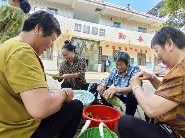 桂阳洋市镇：粽叶飘香迎端午 党群连心一家亲